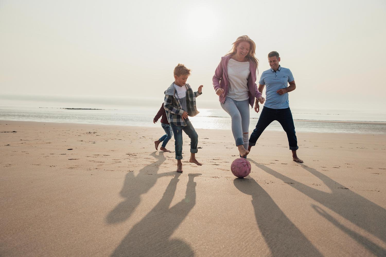 Port54 - Strand, Familie spielt Fußball
