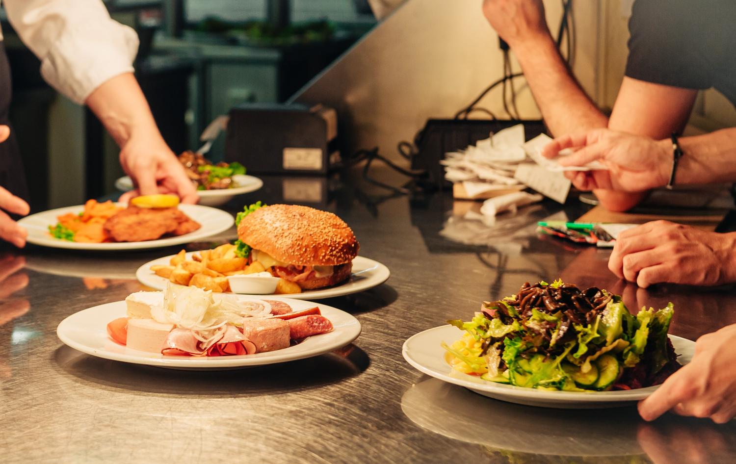 Mehrere Gerichte werden in einem Restaurant serviert